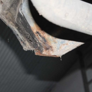 Jobb oldali kerékjárati ív alja átrozsdásodott Jobb oldali kerékjárati ív alja átrozsdásodott